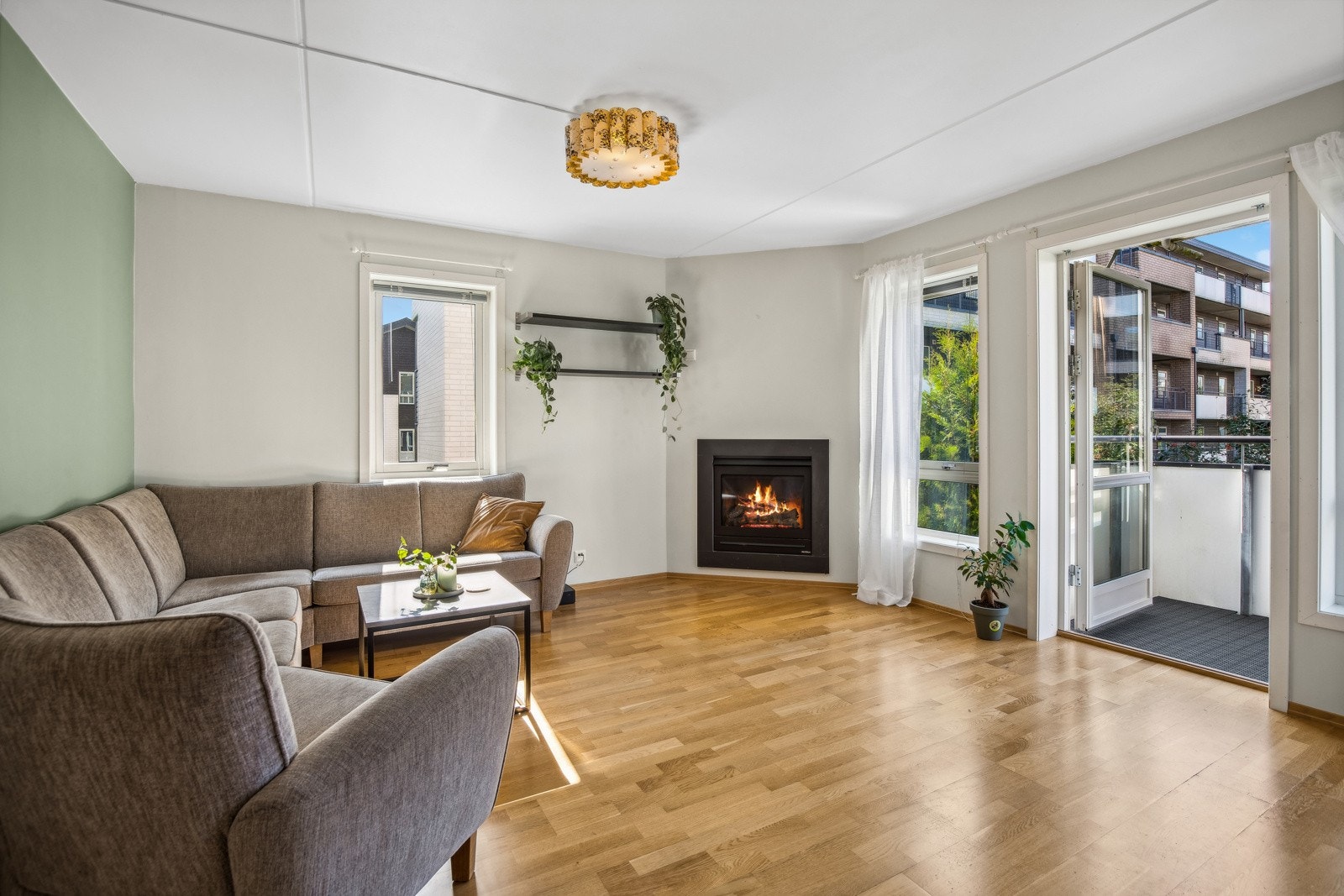 Stuen er åpen og byr på flere møbleringsmuligheter. Galleribilde