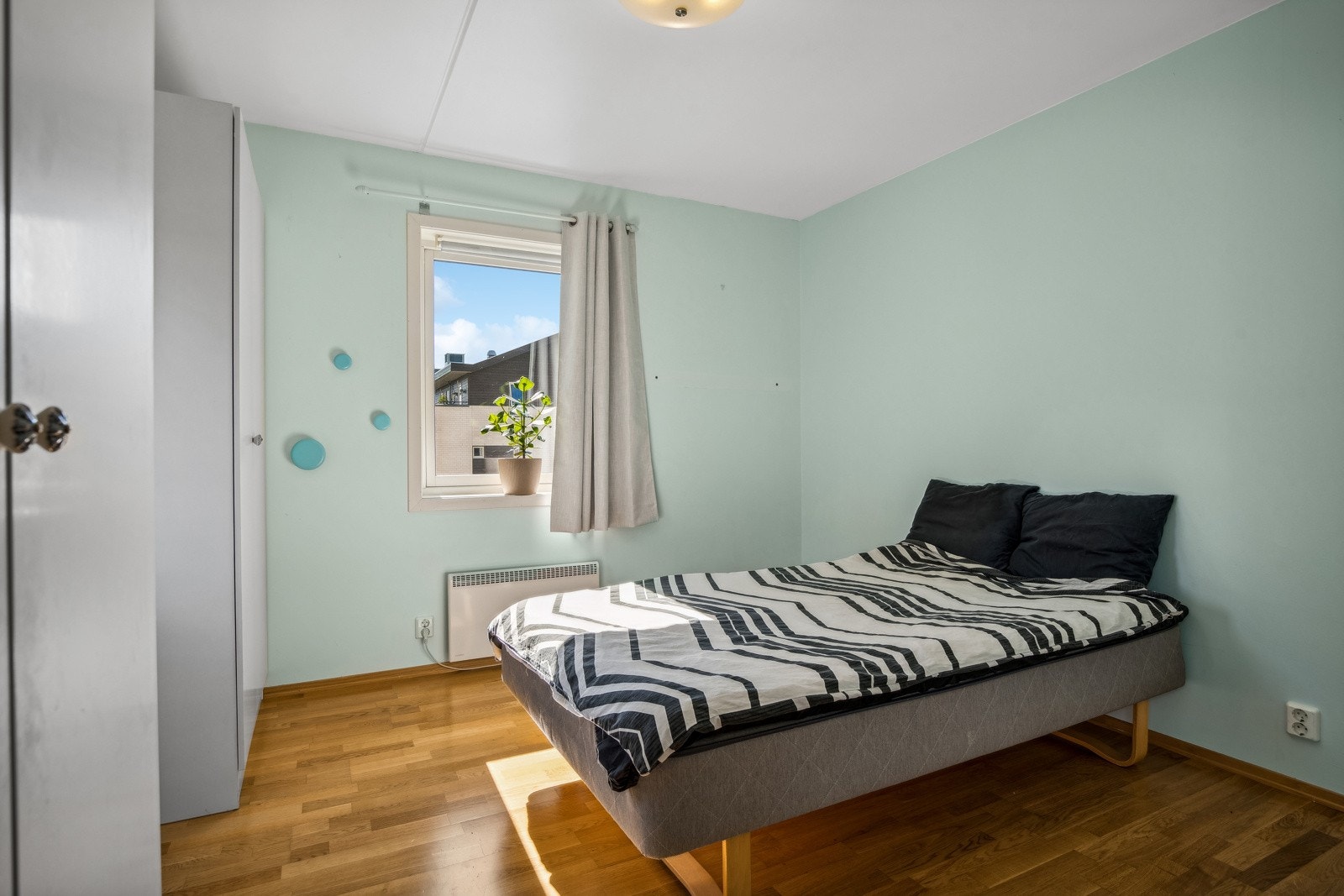 Hovedsoverommet er romslig og med god plass til dobbeltseng, nattbord på hver side, garderobeskap og øvrig møblement. Galleribilde