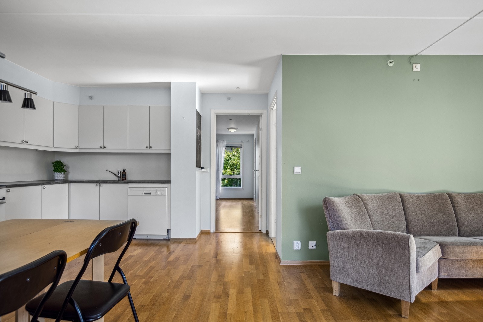 Delikat og innbydende 4-roms i byggets 2. etasje. Galleribilde