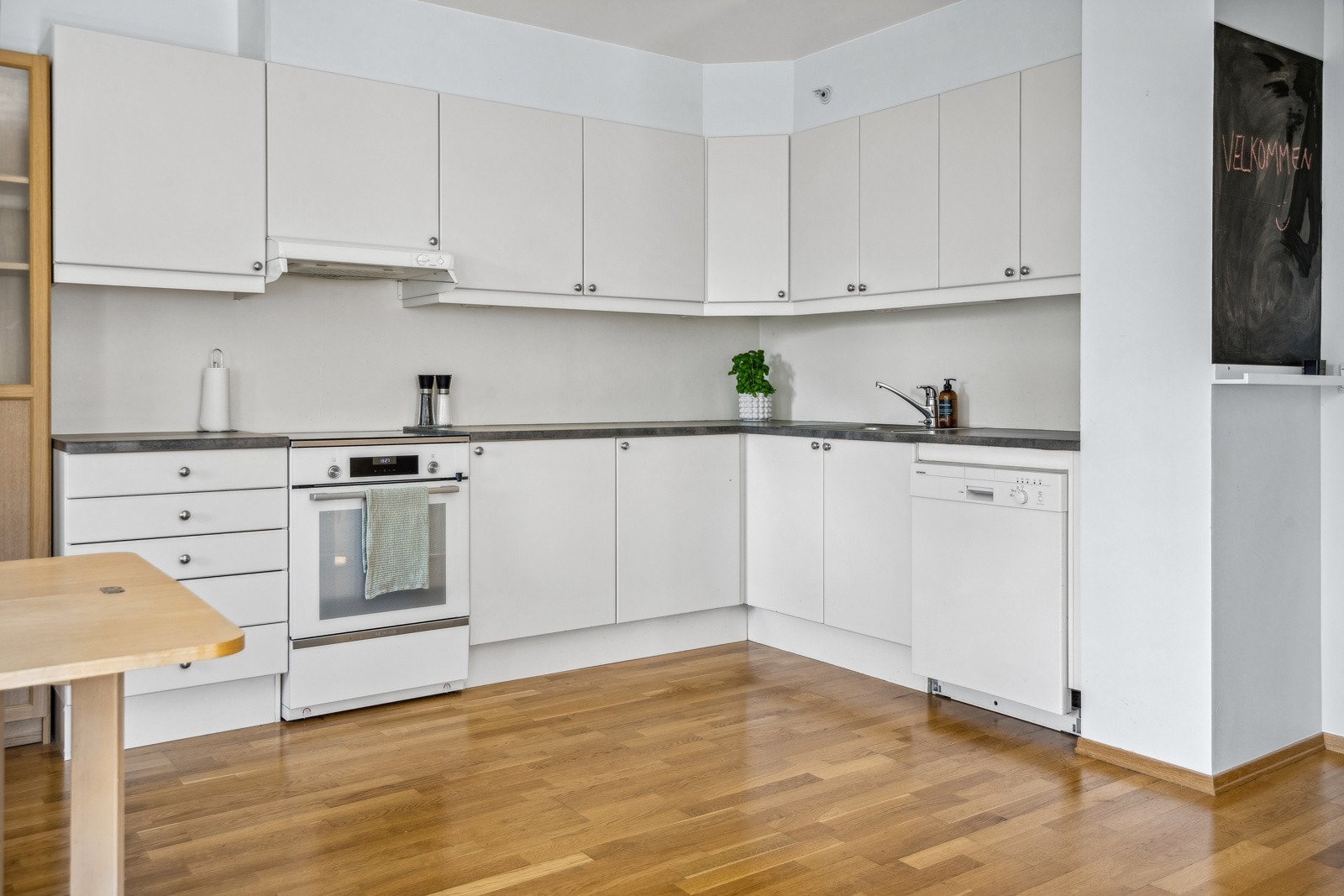 Kjøkkenet har frittstående hvitevarer. Galleribilde