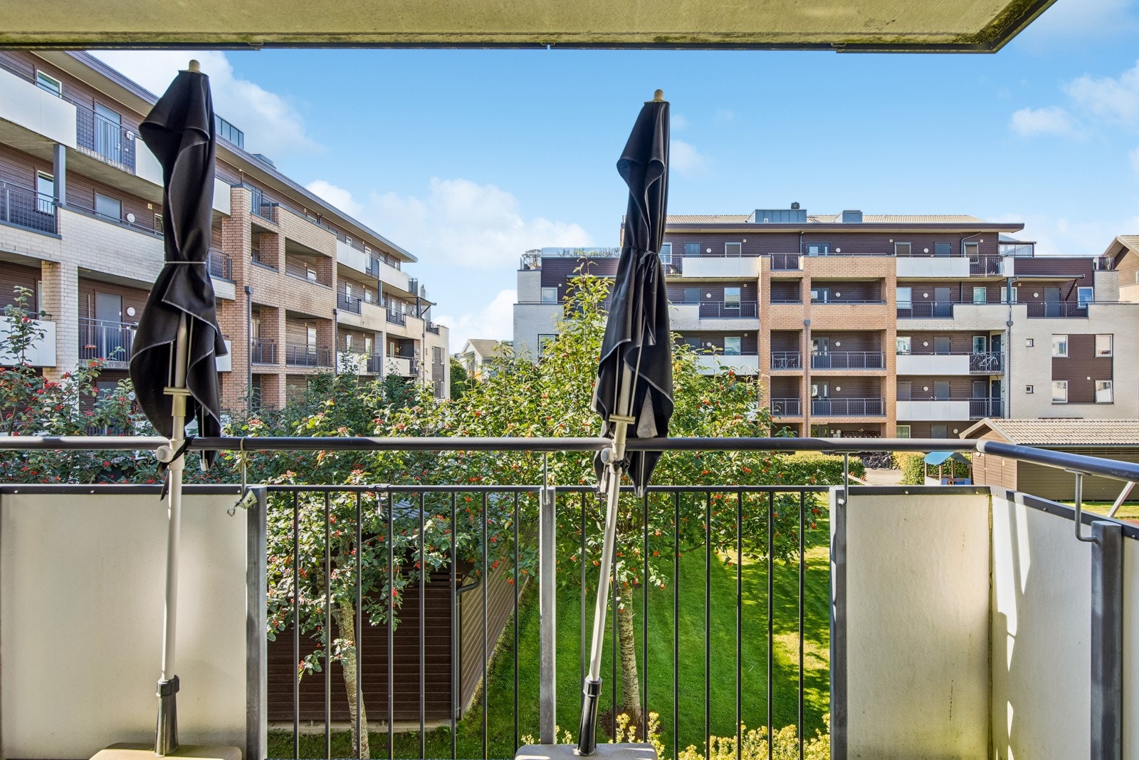 På varme sommerdager blir det naturlig å åpne glassdøren, så blir hele stuen forlenget med en herlig balkong på 9 kvm. Galleribilde