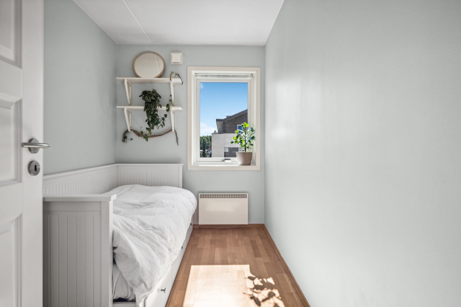 Det andre soverommet har plass til seng, kommode og garderobeskap. Galleribilde