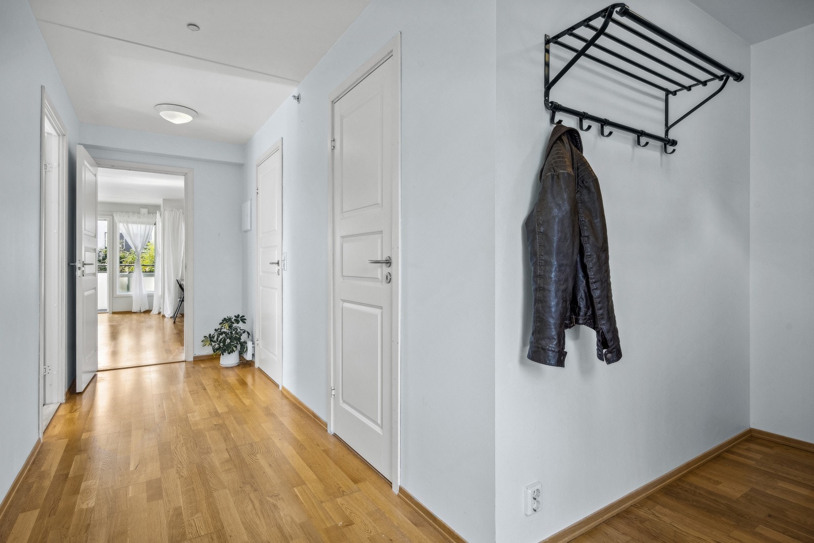 Når du kommer inn i boligen, er det første du møter en lys entré. Fra gangen finner man en praktisk, innvendig bod på ca. 4 kvm for ytterligere oppbevaringsplass. Galleribilde