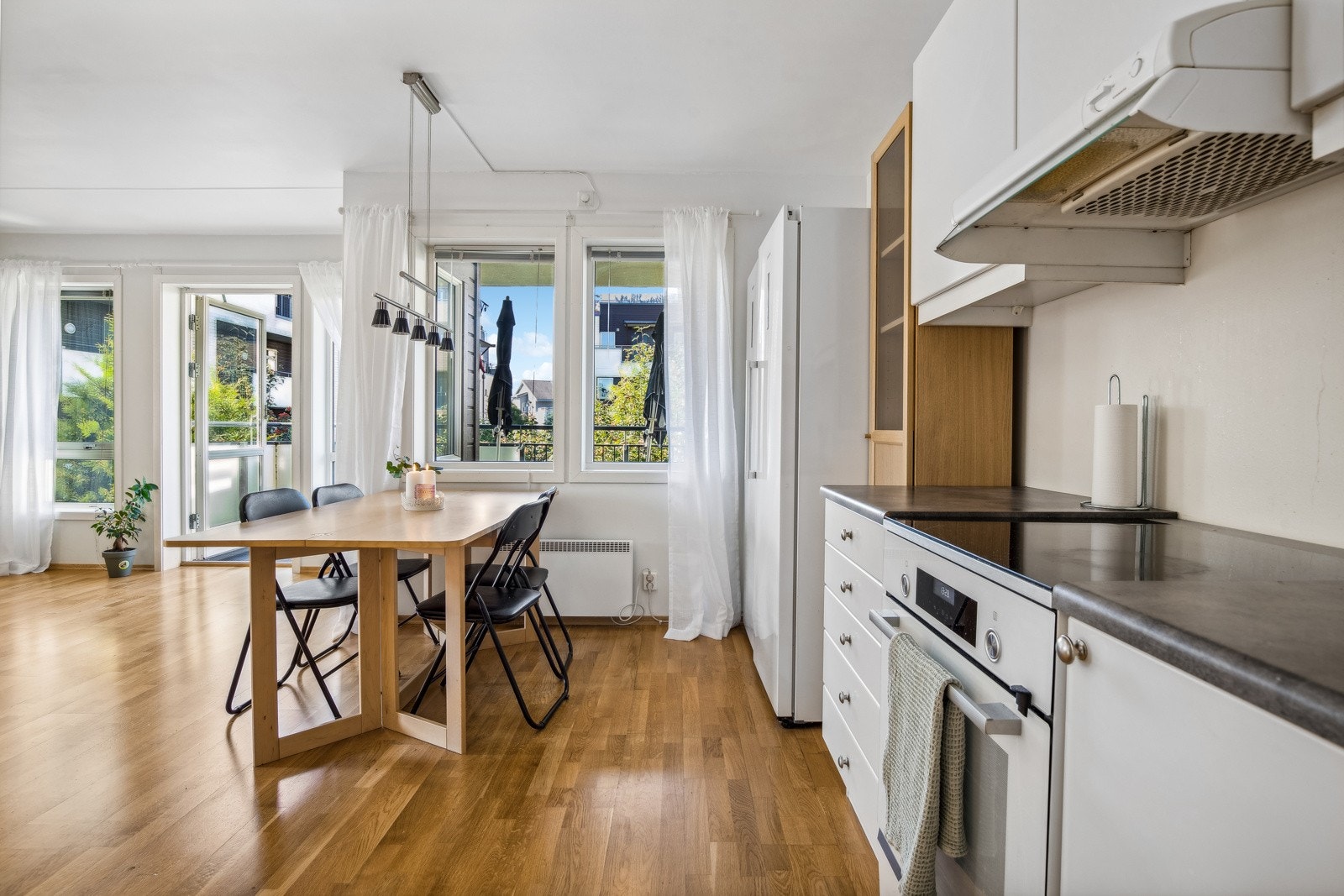 Kjøkkenet har en åpen løsning mot stue. Galleribilde