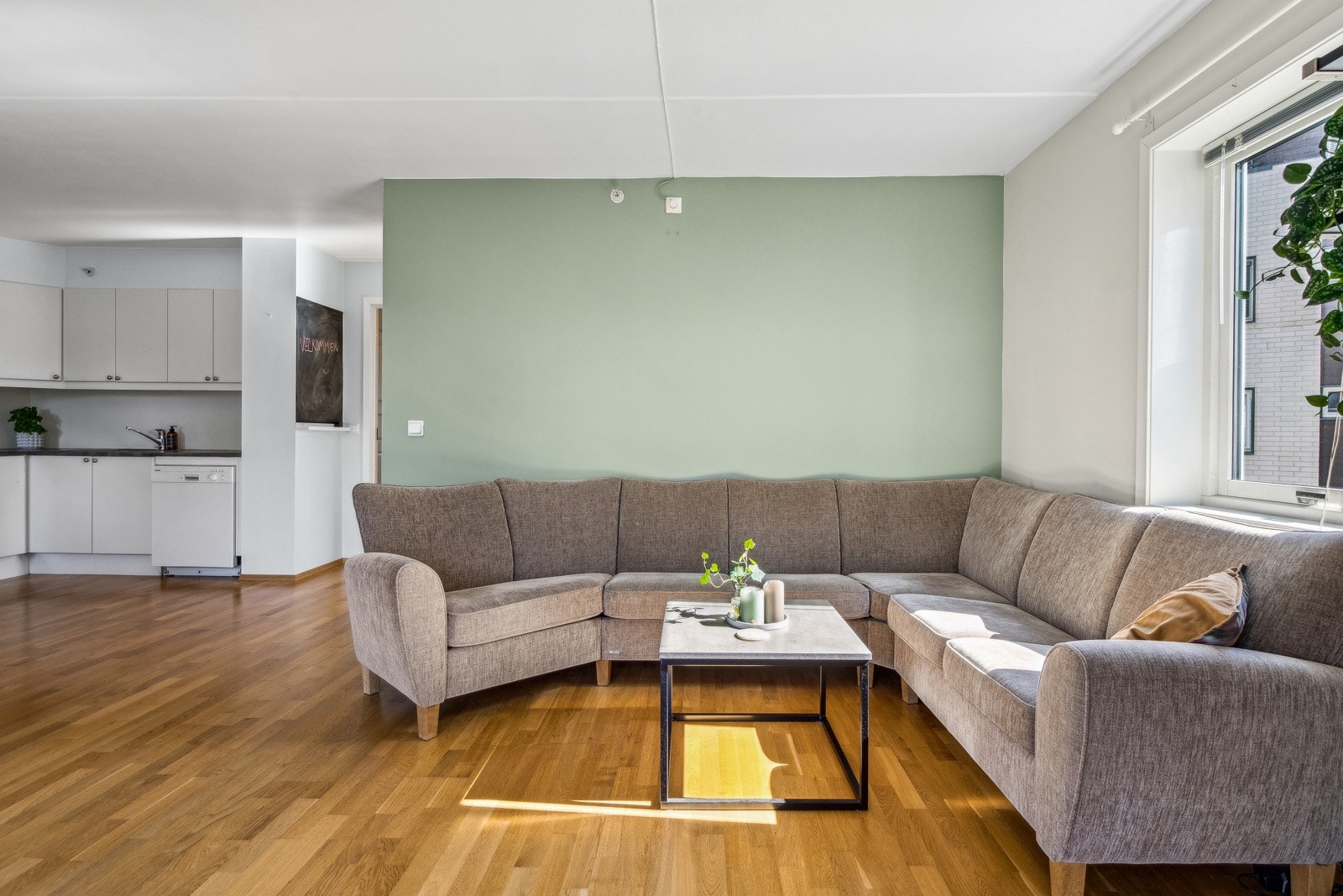 Pen stue som er nymalt i et tidløst fargevalg. Galleribilde