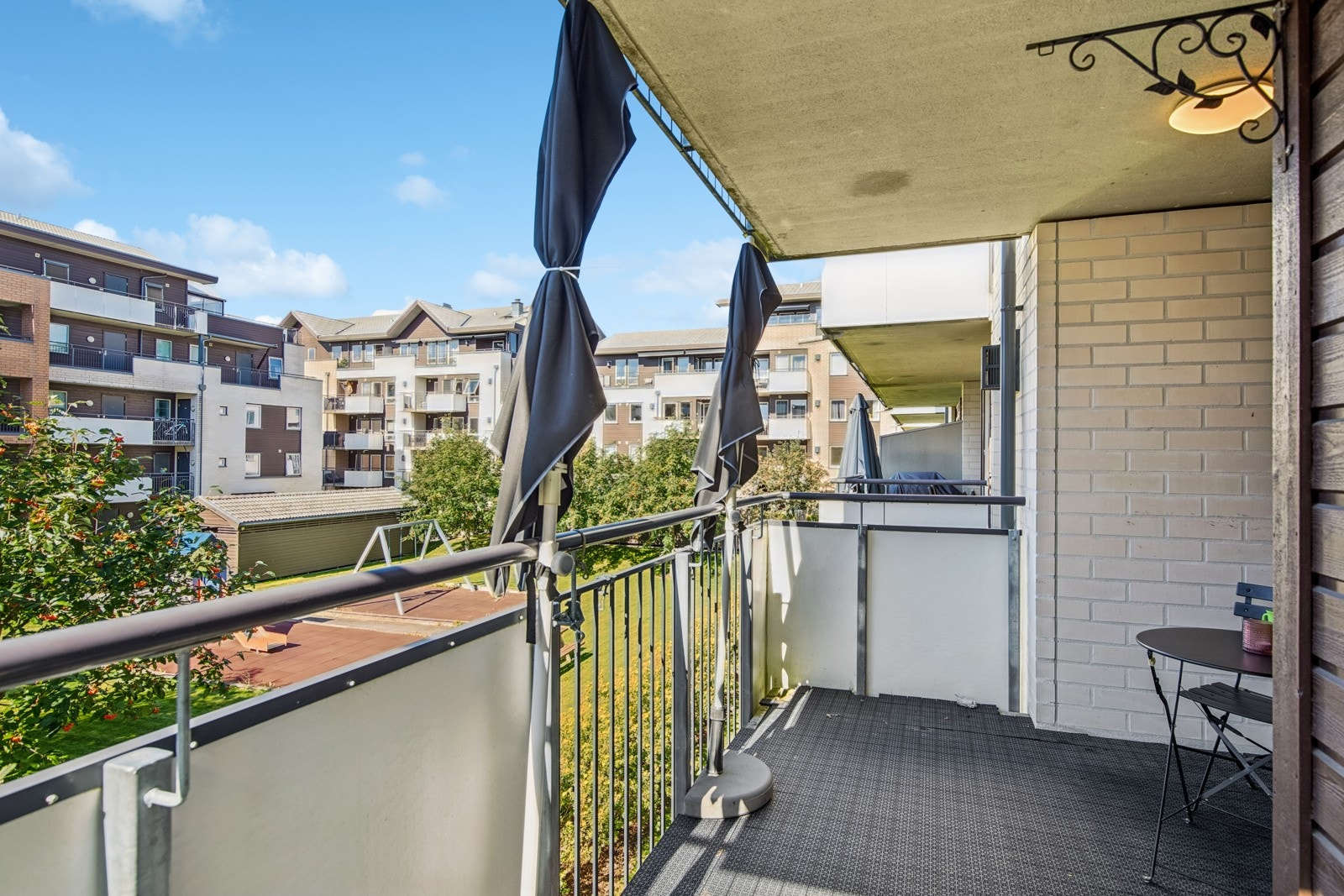 Balkongen vender mot vest, så her har du sol fra tidlig ettermiddag til utpå kvelden. Galleribilde
