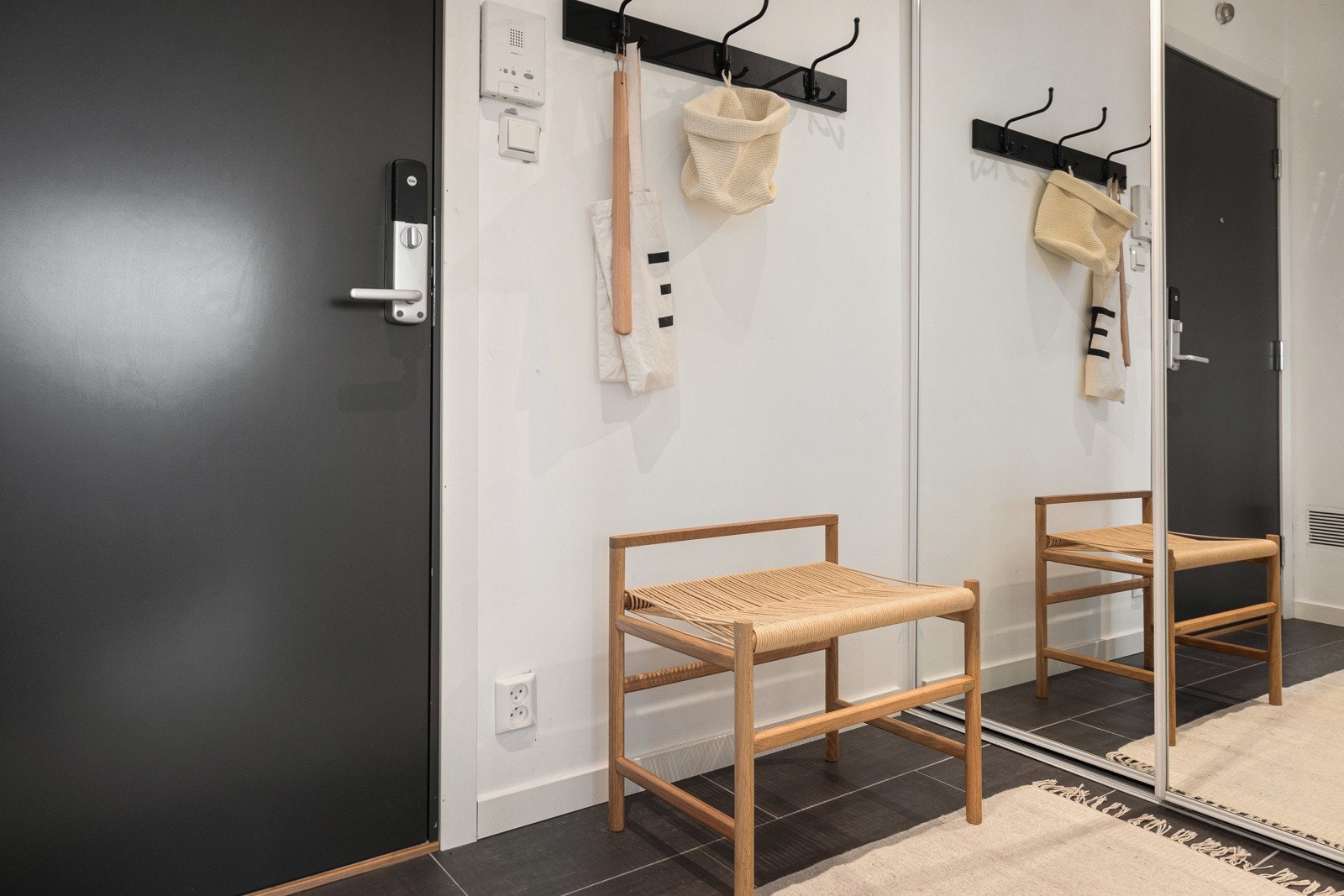 Velkommen inn! Vi starter i den romslige gangen. Her er det fliser på gulv, garderobeløsning, og en naturlig overgang inn til stue/kjøkken-området! Galleribilde