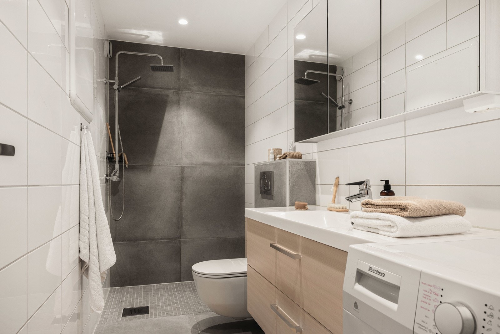 Badet er lekkert og moderne med fliser på vegger og gulv og måler ca. 4,7 kvm. Galleribilde