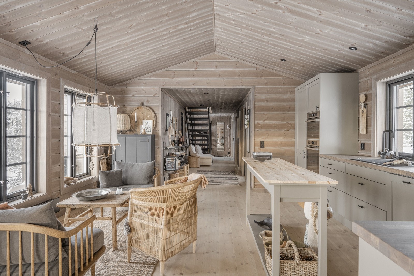 Hytta går over 2 etasjer, med entré, kjøkken, stue, 3 soverom, 2 bad og vaskerom i 1. etasje. Galleribilde