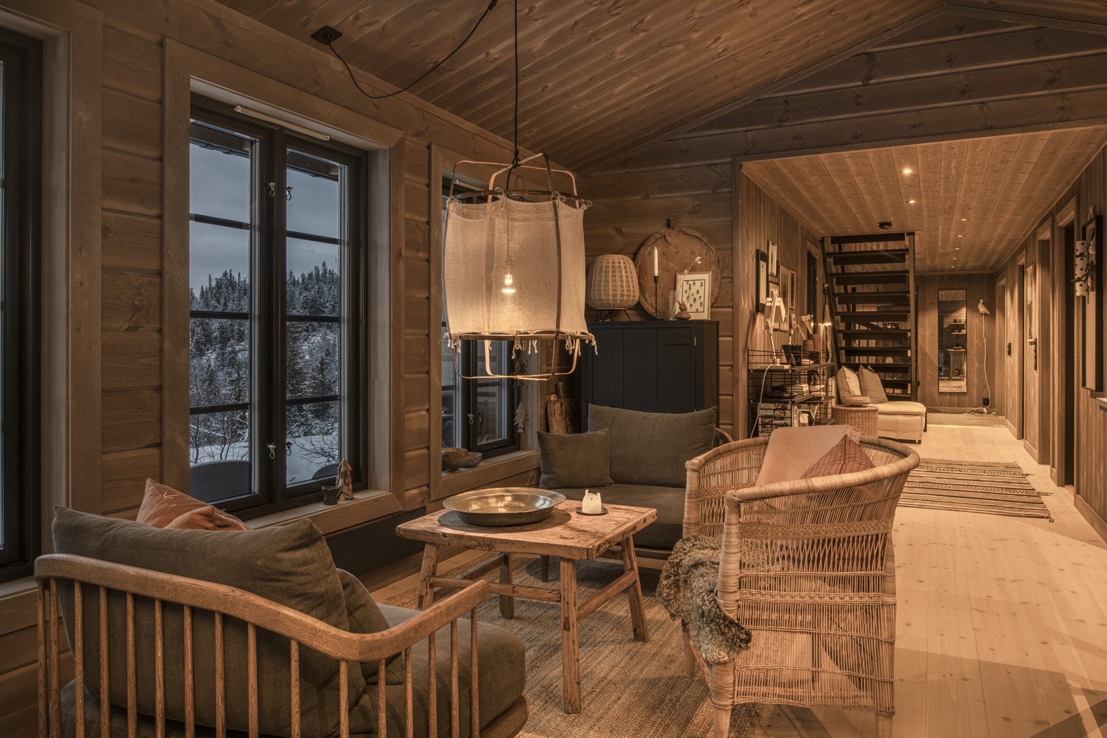 Kjøkkenet er romslig, med hyggelig spiseplass Galleribilde