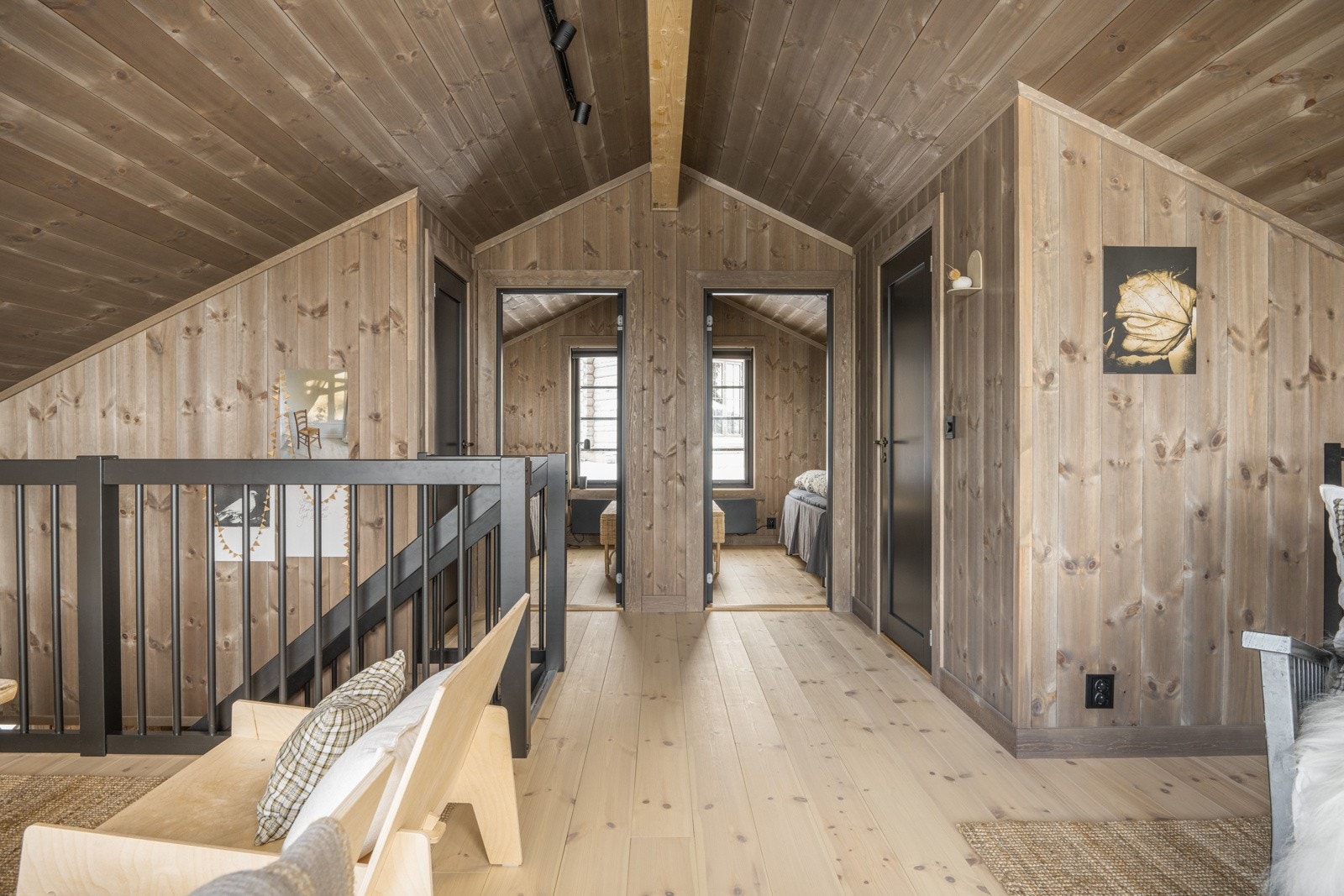 Stuen er romslig og ideell som en ekstra tv-stue, eller som oppholdsrom for familiens minste Galleribilde