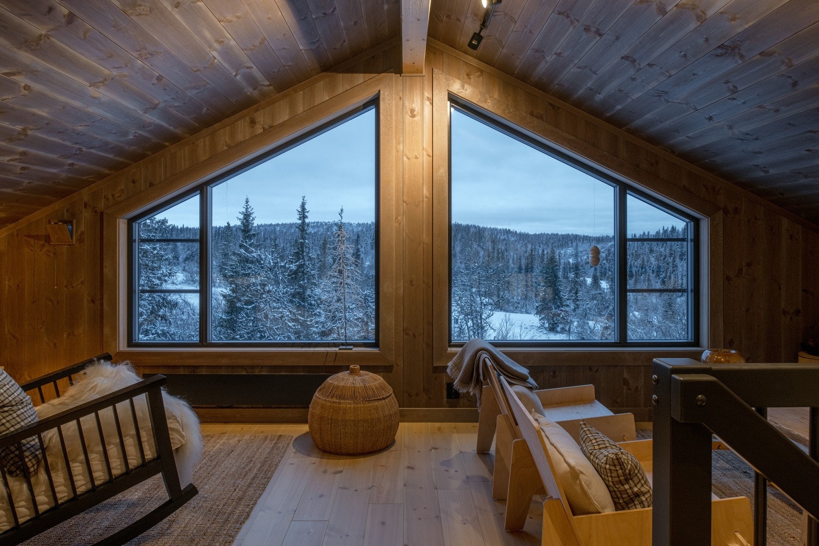 Loftstuen i 2. etasje har store vindusflater, nydelig utsikt og gode møbleringsmuligheter Galleribilde