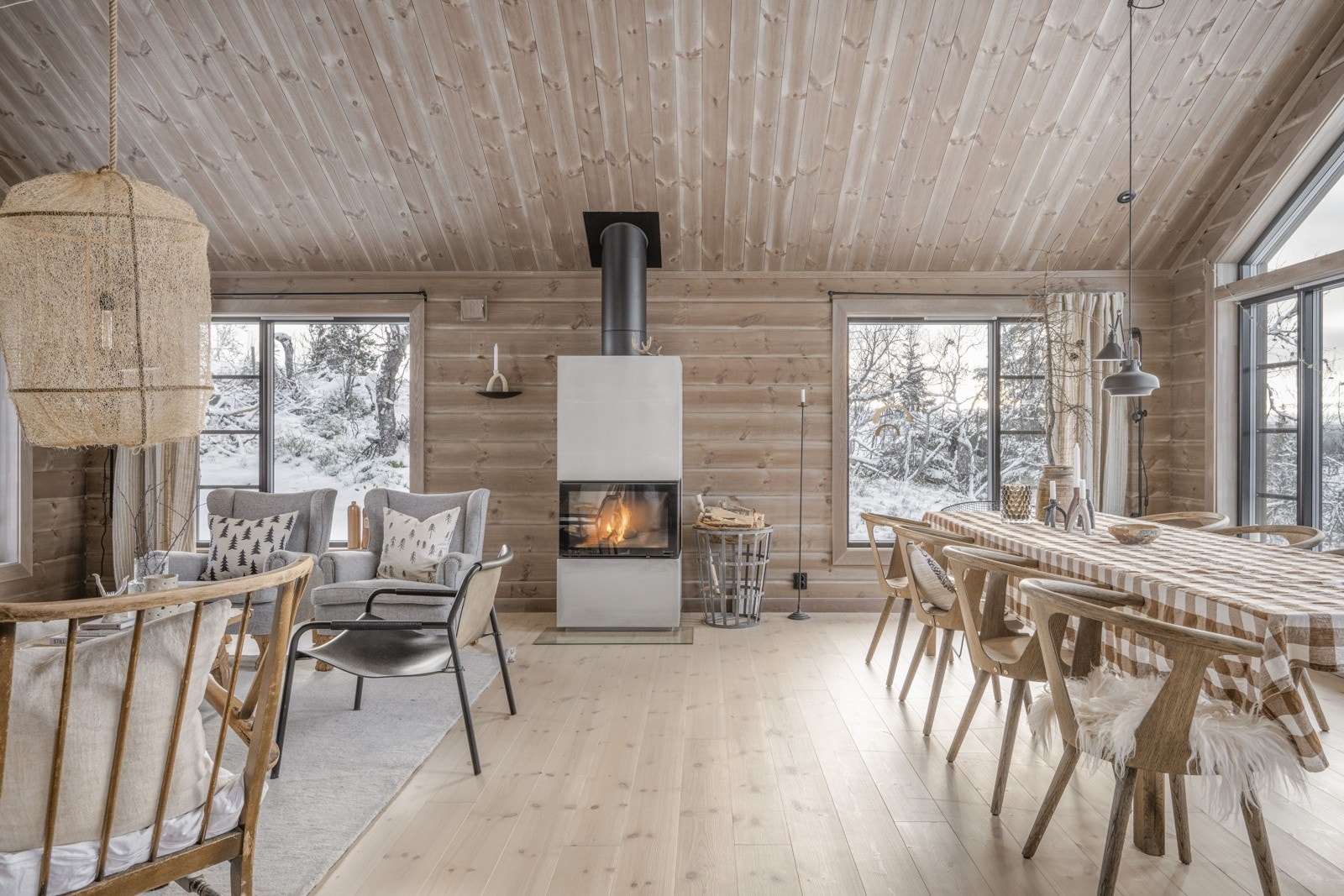 I stuen har man rikelig med plass til sofagruppe Galleribilde