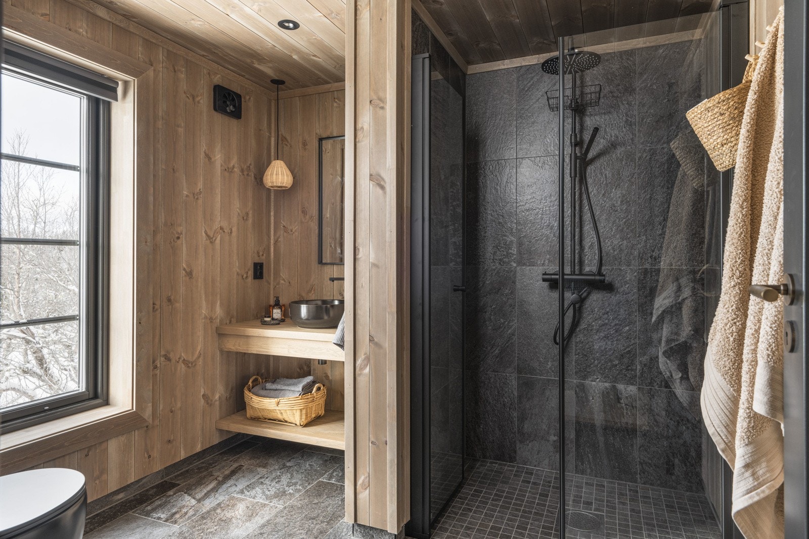 Badene har pene fliser, elektriske varmekabler, downlights og dusj Galleribilde