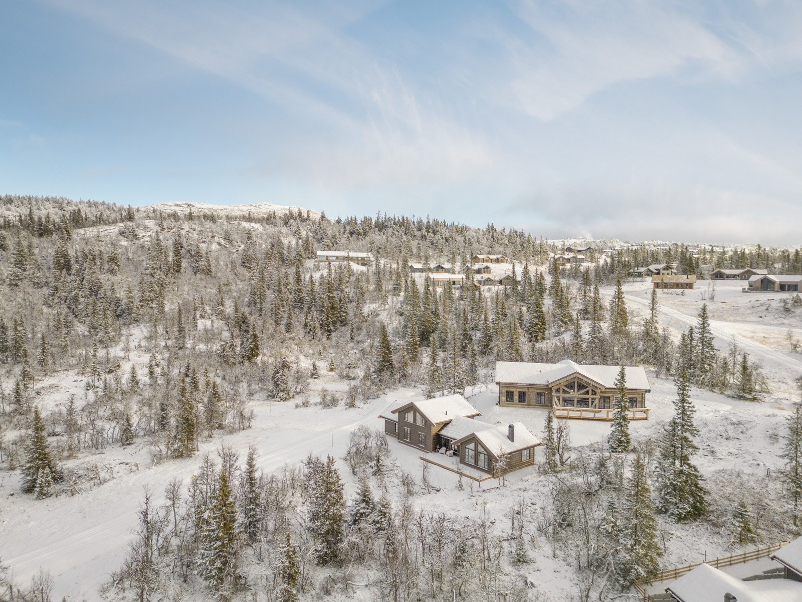 Svartskardvegen 140 er flott beliggende på et av de øverste platåene i Svartskardvegen på Kvitfjell vest Galleribilde