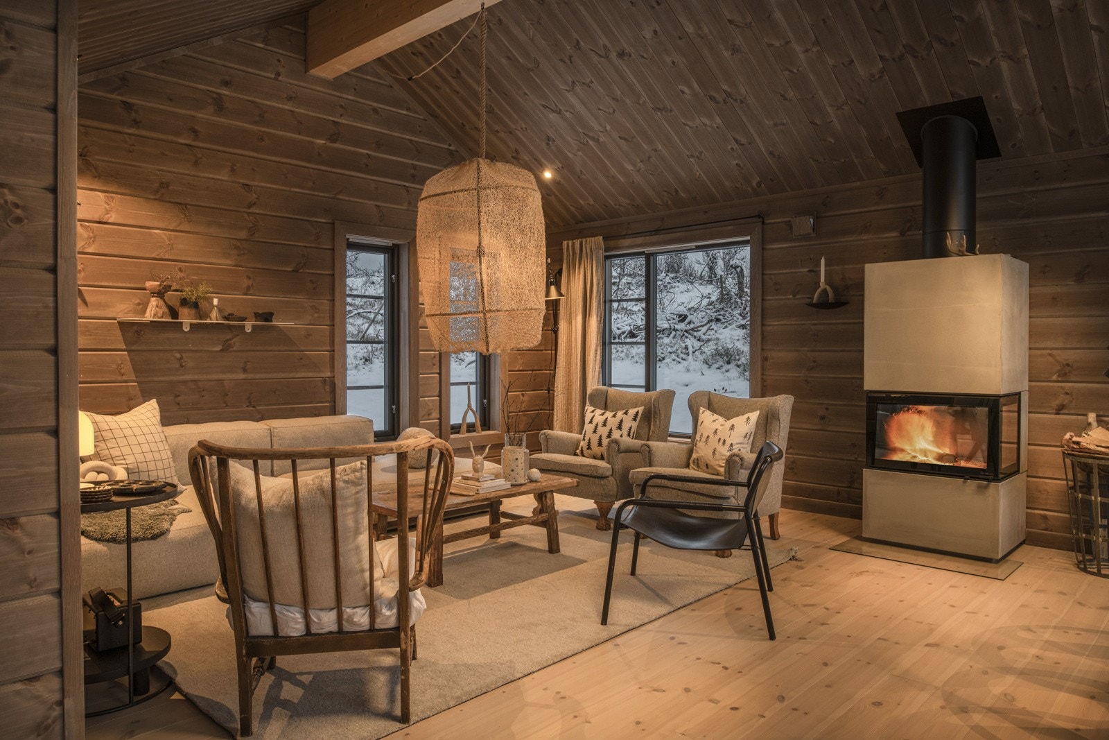 Innbydende stue med peisovn, store vindusflater og fin utsikt Galleribilde