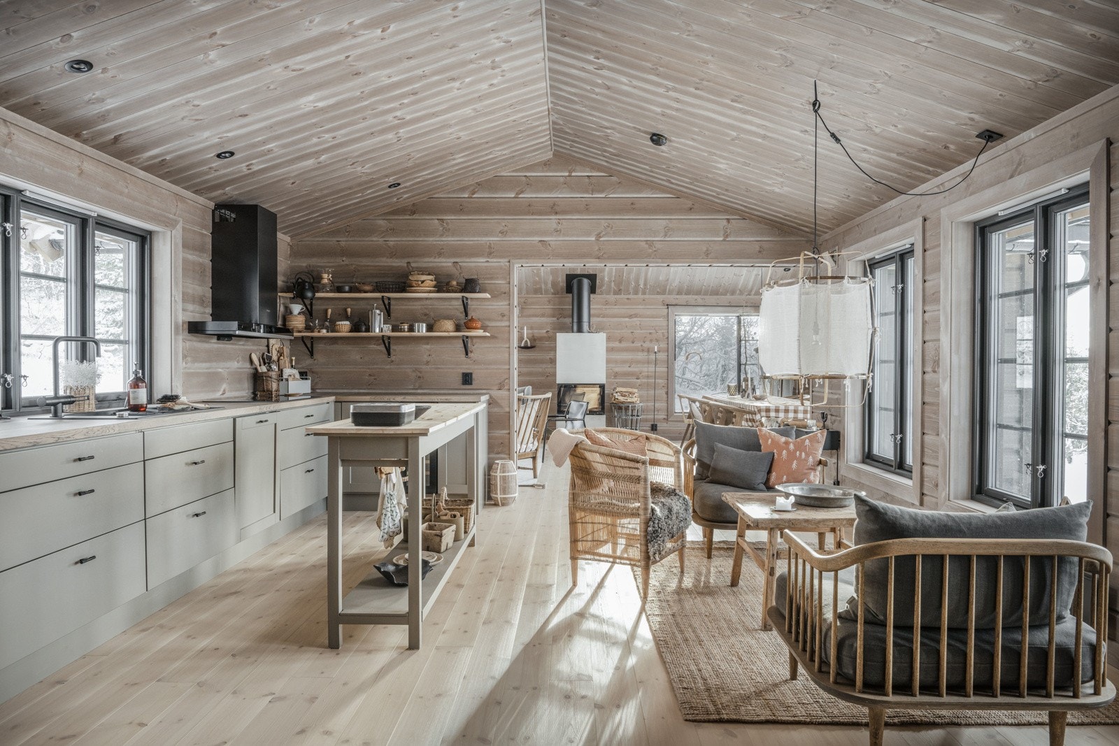Hytta har en meget arealeffektiv planløsning, og oppleves romslig og luftig Galleribilde