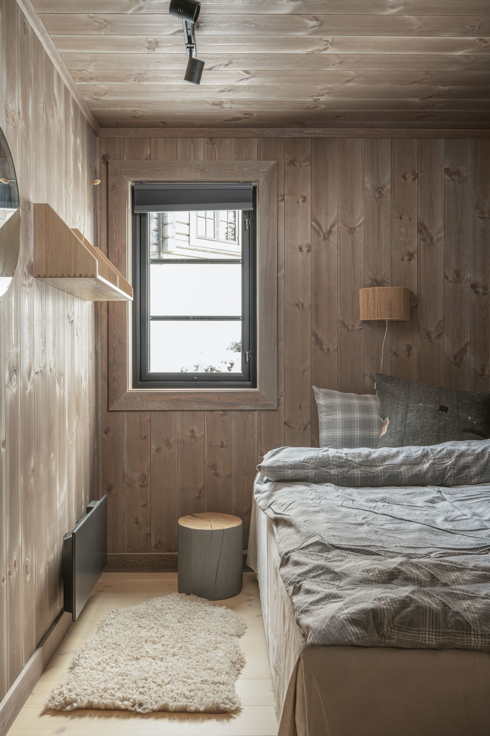 Tre soverom er plassert i 1. etasje og to soverom i 2. etasje Galleribilde