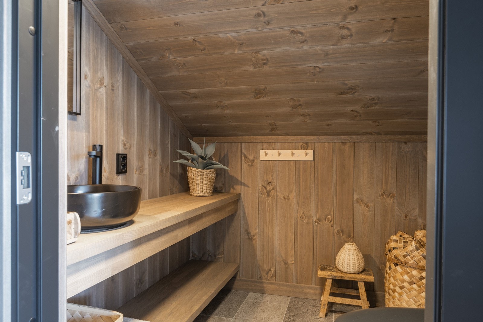 Pent toalettrom beliggende i 2. etasje, i tilknytning til soverom og loftstue Galleribilde