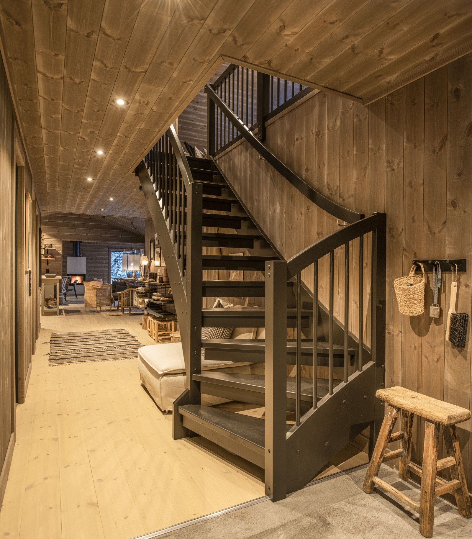 Malt tretrapp fra Hestnæs trappefabrikk Galleribilde