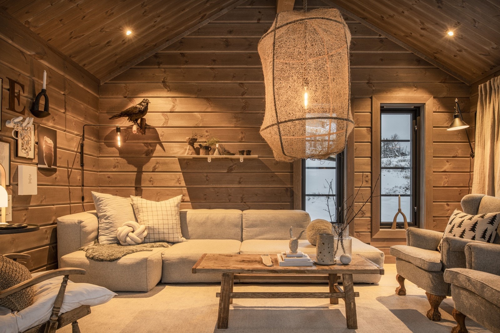 Generøse vindusflater og god takhøyde Galleribilde