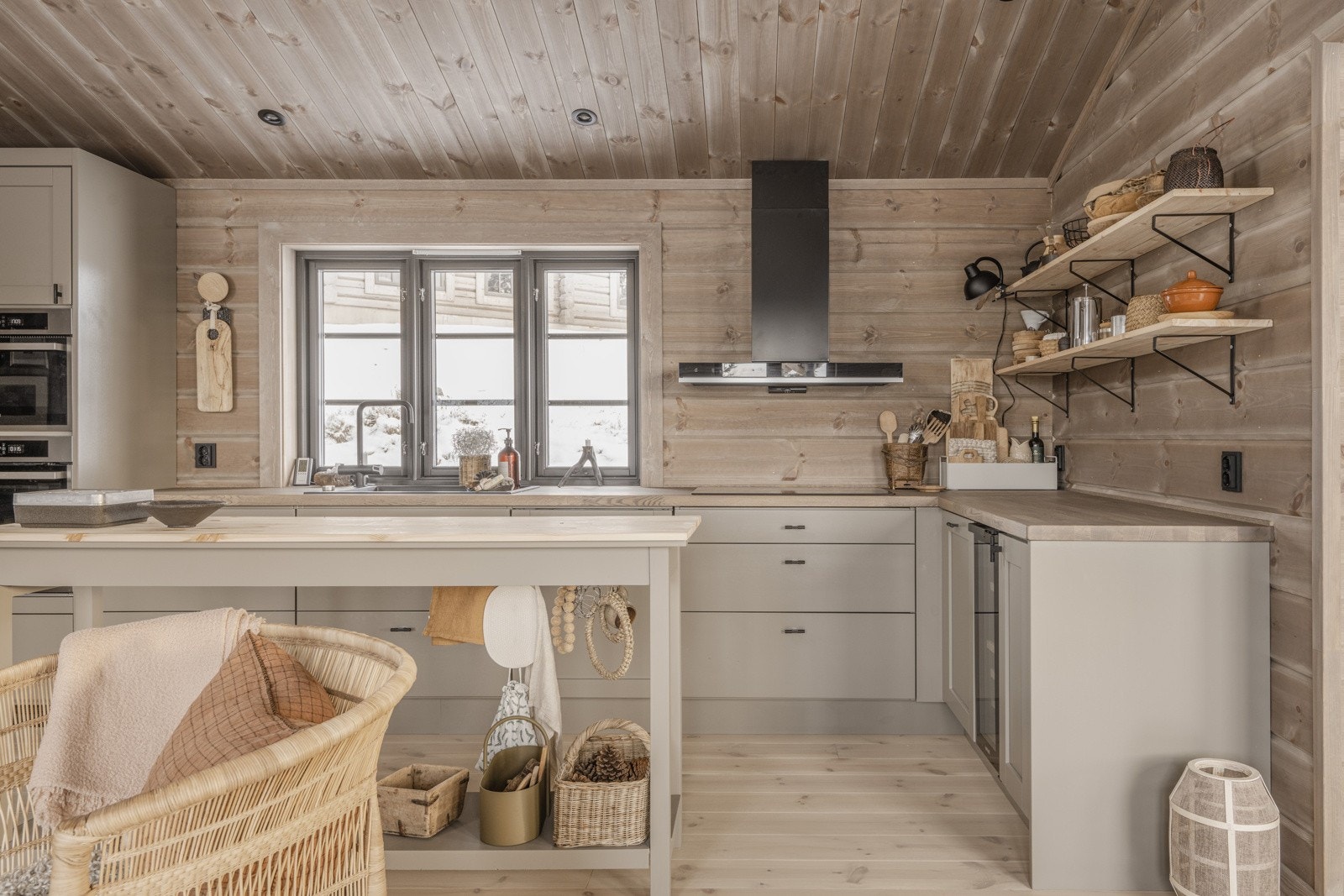 Rikelig med oppbevarings- og benkeplass Galleribilde