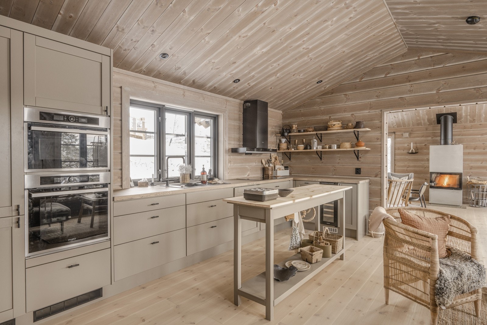 Hytta har heltre furugulv som er børstet og hardvoksoljet Galleribilde