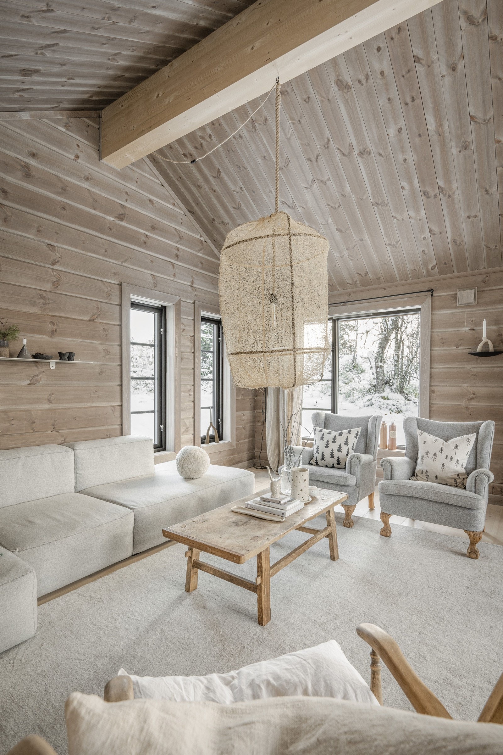 Stuen har downlights og en takhøyde på 3,53 meter og 3,07 meter til mønedrager Galleribilde