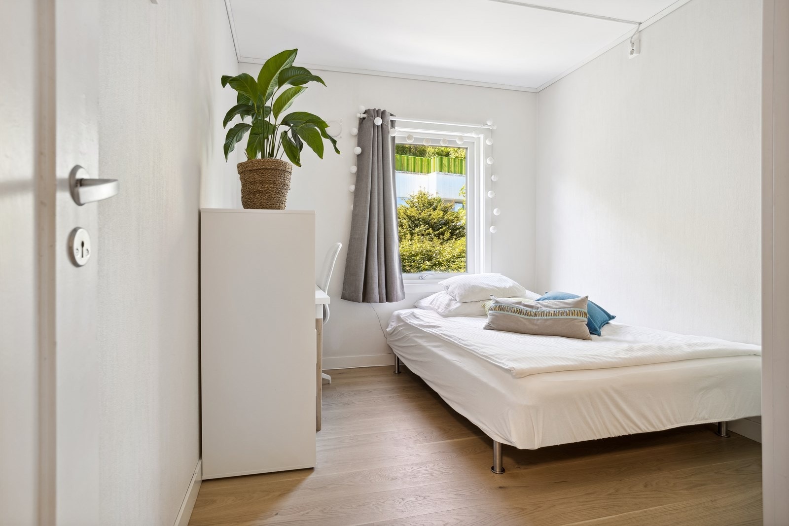 Boligen har to soverom. Her finner vi hovedsoverommet som gir plass til dobbeltseng, garderobeskap og hylle/kommode Galleribilde