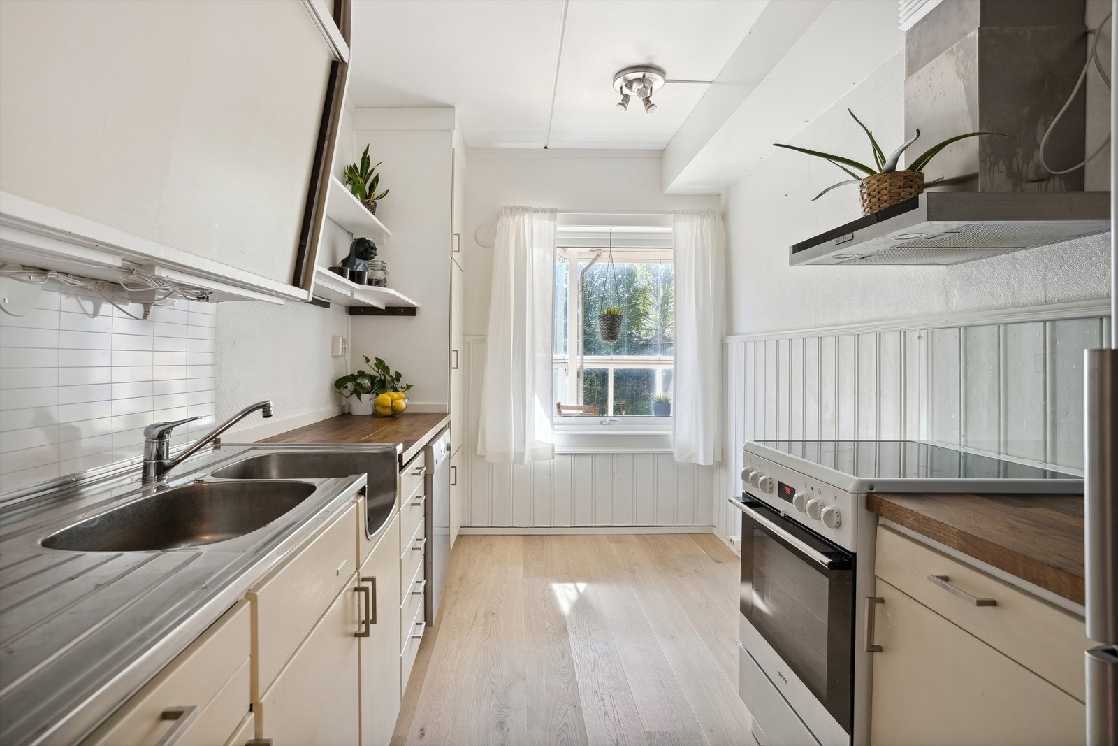 Kjøkkenet har orignal innredning med slette fronter og benkeplater av laminat. Kjøkkenet gir også plass til spisebord Galleribilde