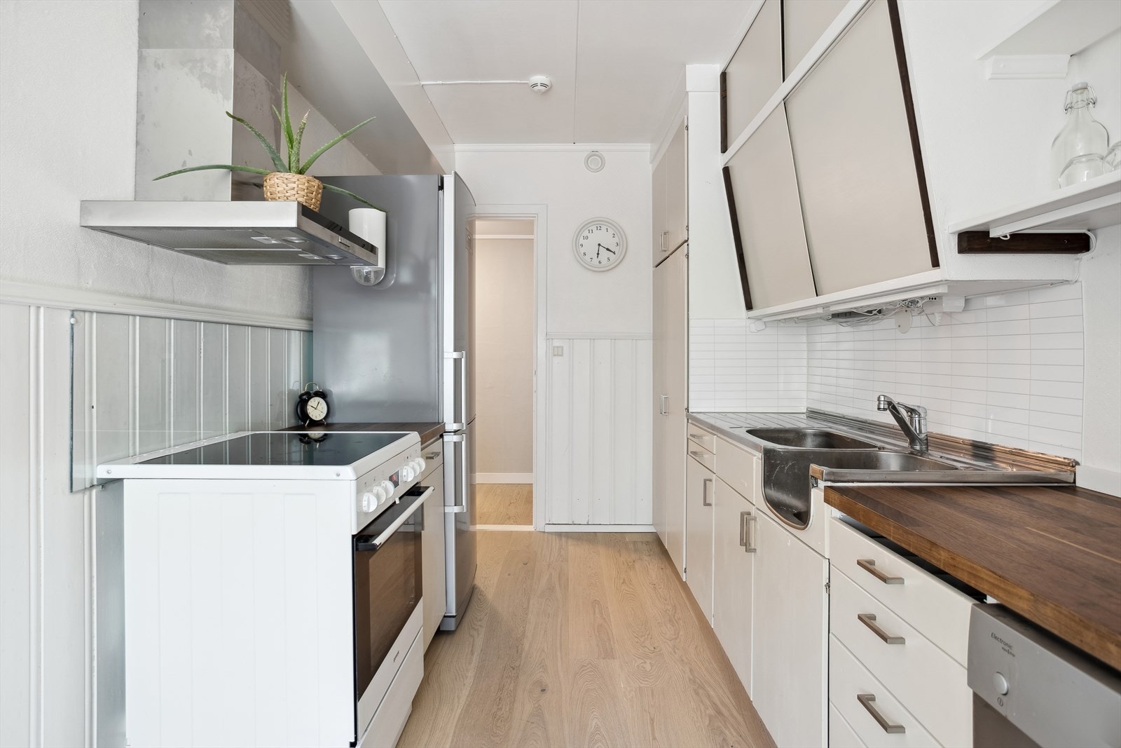 Det er åpning for hvitevarer. Ellers godt med plass til oppbevaring Galleribilde