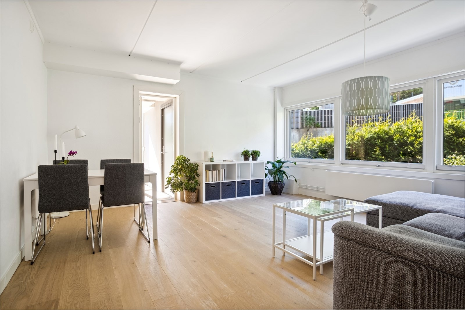 Leiligheten har de siste år nylagt gulv og nymalte vegger. Fra stuen er det dør ut til innglasset balkong Galleribilde