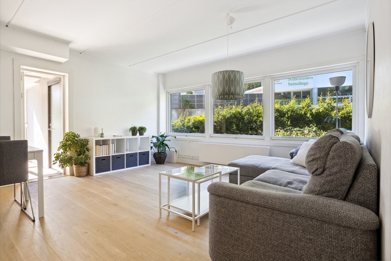 Store vinduer gir mye lys. Vis-a-vis boligen ligger det en barnehage, så her er det minimalt med innsyn på ettermiddag/kveld Galleribilde