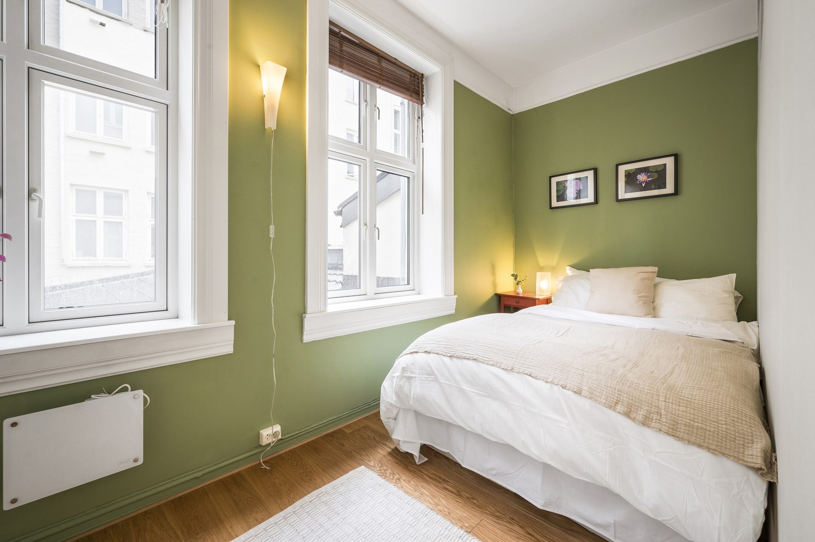 Hovedsoverom malt i en lun farge. God plass til dobbeltseng, nattbord og garderobeskap. Galleribilde