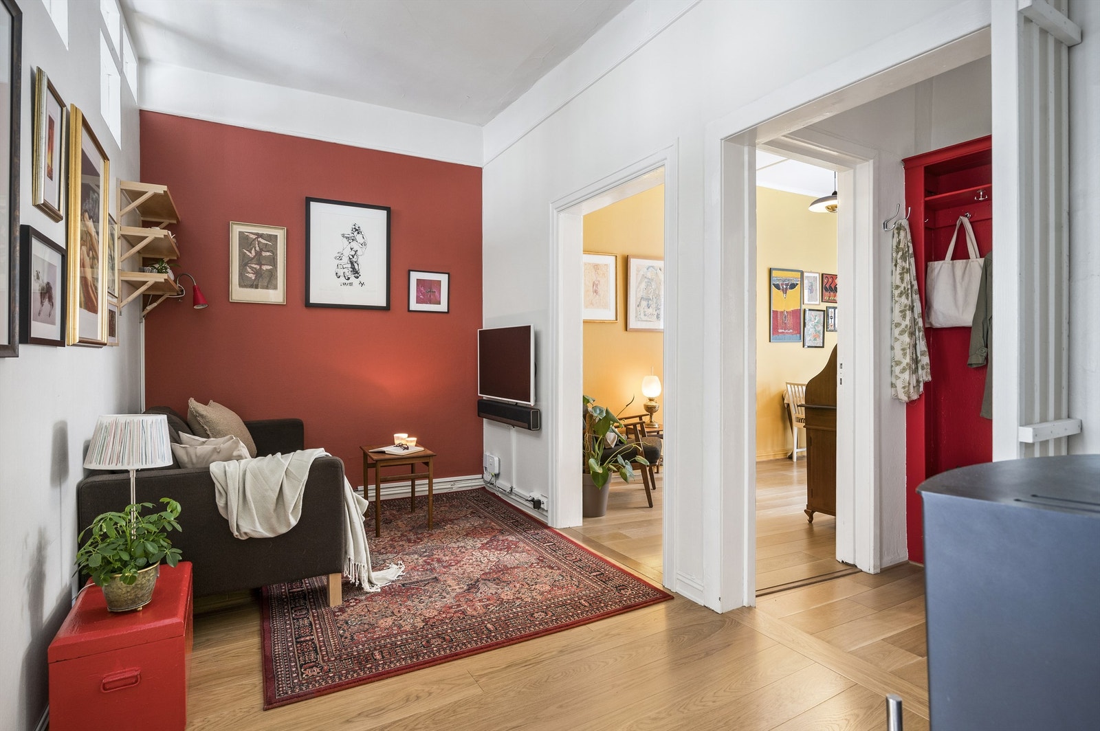 Leiligheten disponerer tre boder. Én inne i leiligheten i entréen, én i trappegang og én i kjelleren. Galleribilde