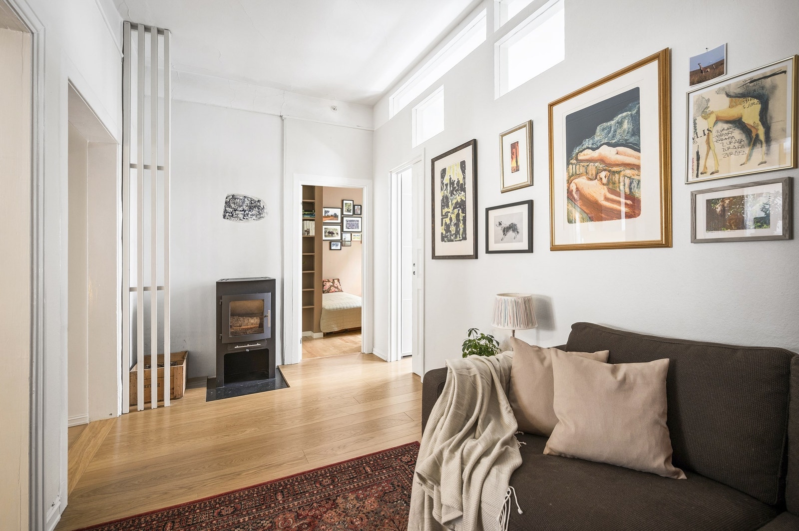 Dette er en sjarmerende og gjennomgående 3-roms med peis, kjøkken fra 2022 og bad fra 2019, rolig beliggende i indre gård på beste Løkka. Galleribilde