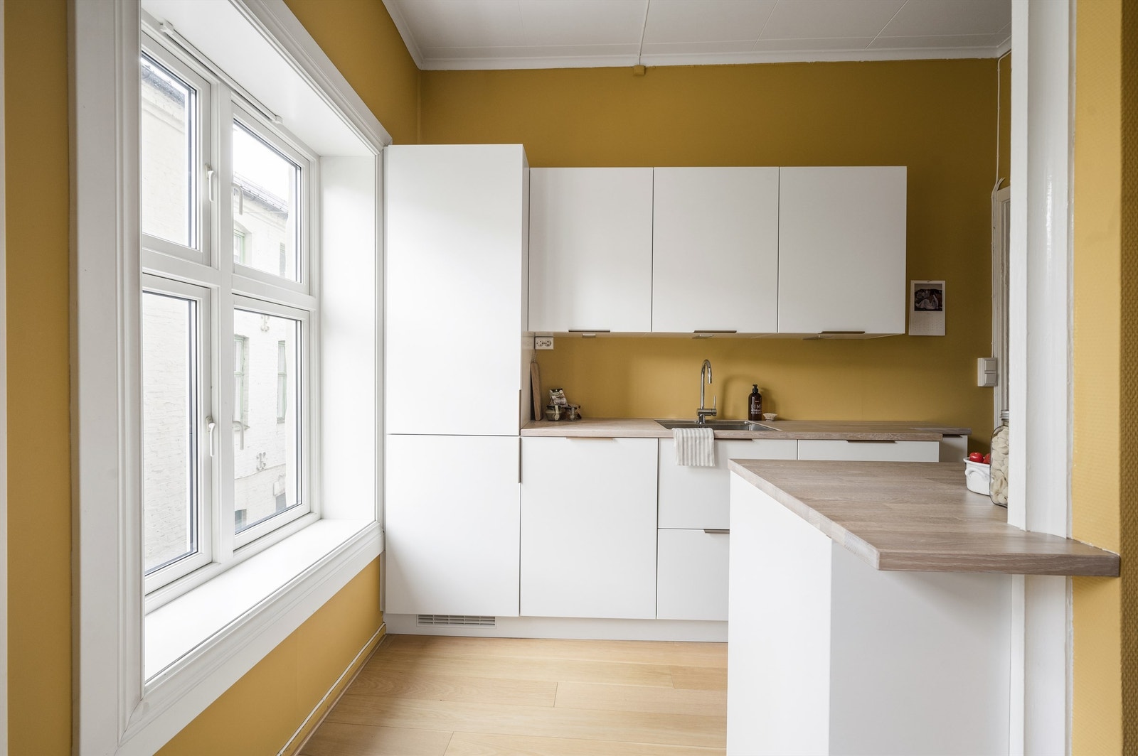 Dette er en innholdsrik leilighet i klassisk bygård fra slutten av 1800-tallet, med store vinduer og raus takhøyde. Galleribilde