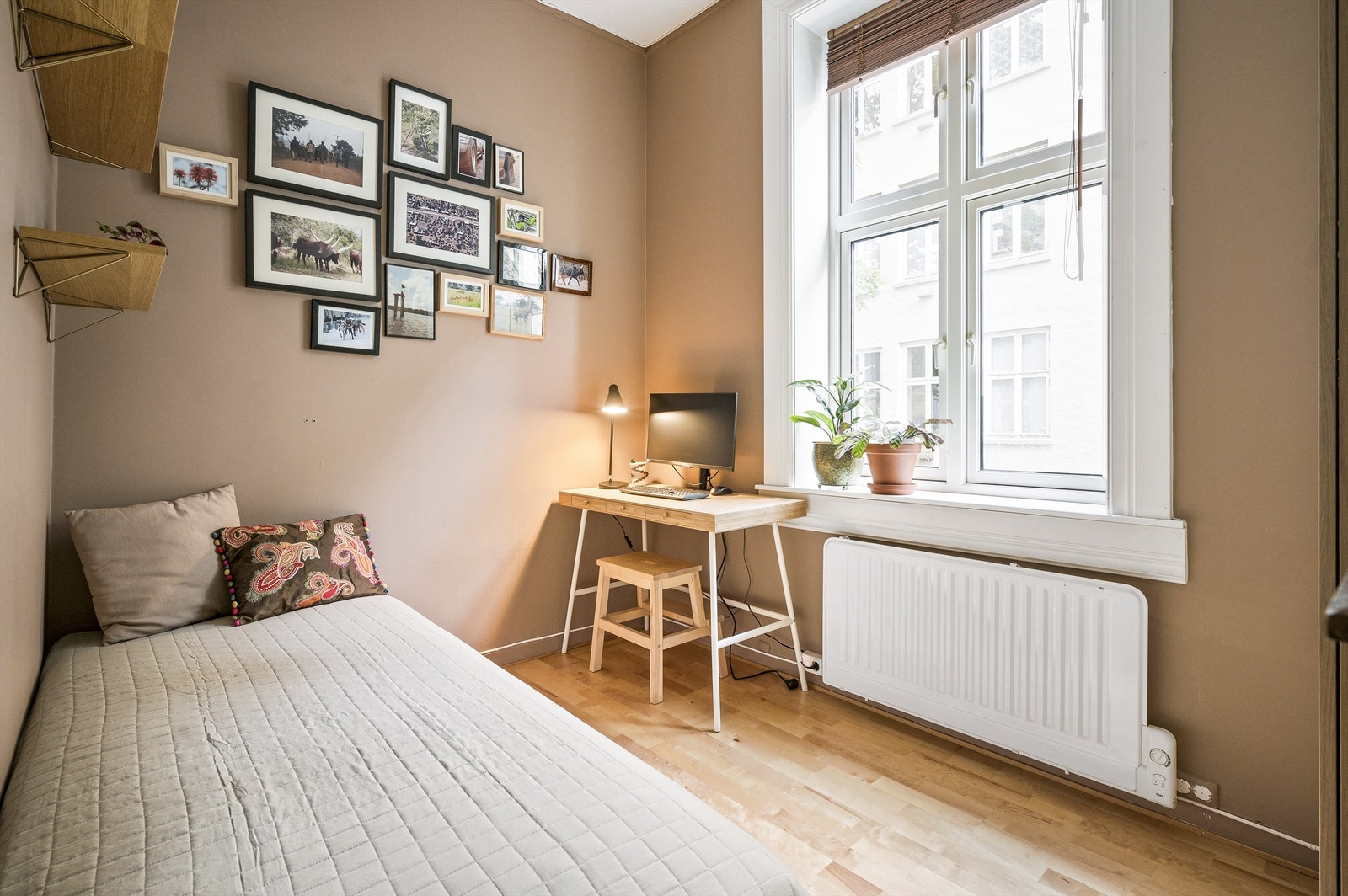 Soverom 2 er også av god størrelse. Rommene har store vindusflater og dype vinduskarmer med plass til planter og dekor. Galleribilde