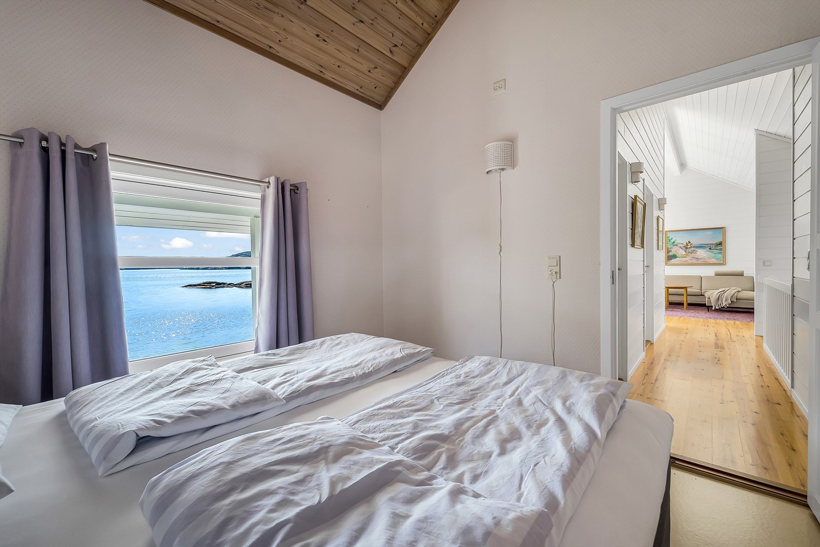 Soverom i 2. etasje - her kan man trekke gardinene fra og nyte utsikten fra hodeputa sammen med sola som etterhvert kommer inn. Galleribilde