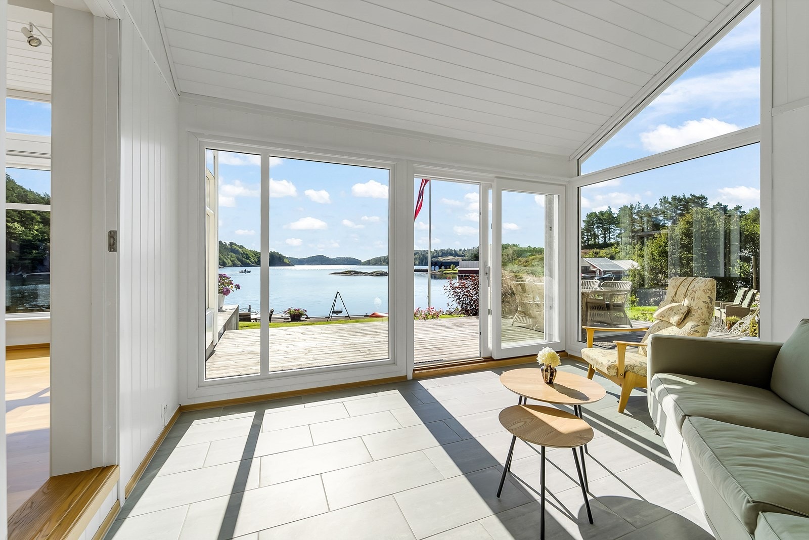I tilknytning til stuen ligger vinterhagen med fliselagt gulv med varmekabler og skyvedør ut til terrassen i front. Galleribilde