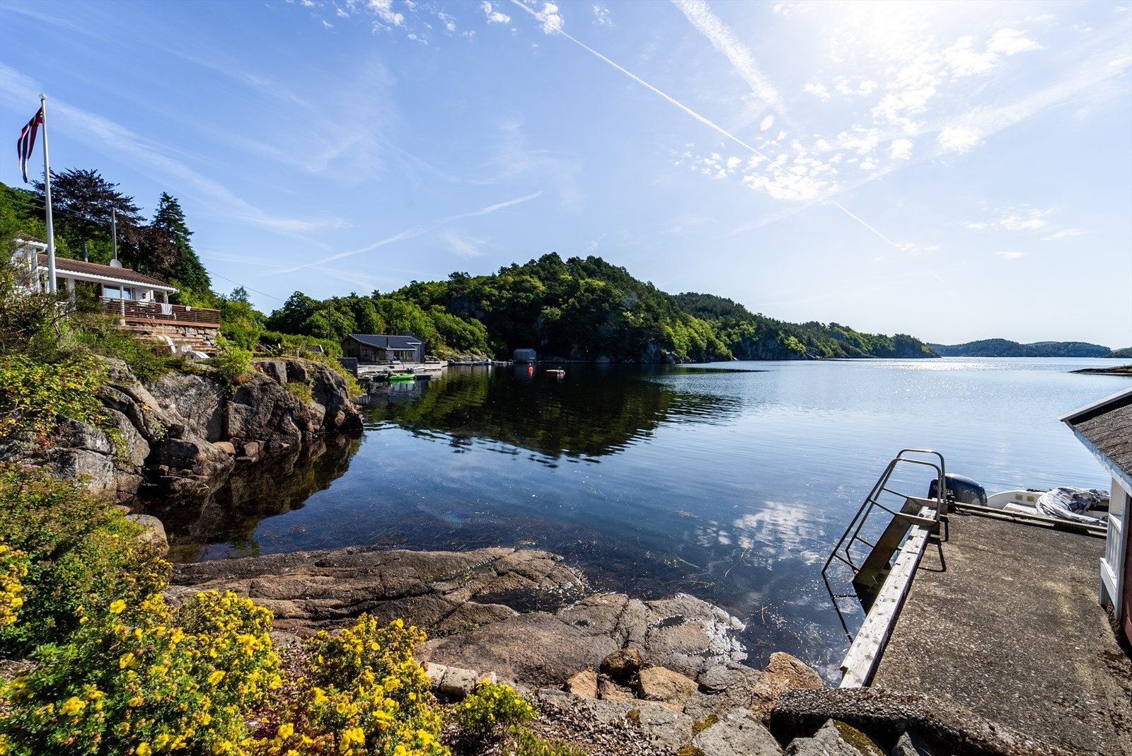 Svaberg på egen eiendom som går ned til sjøen. Galleribilde