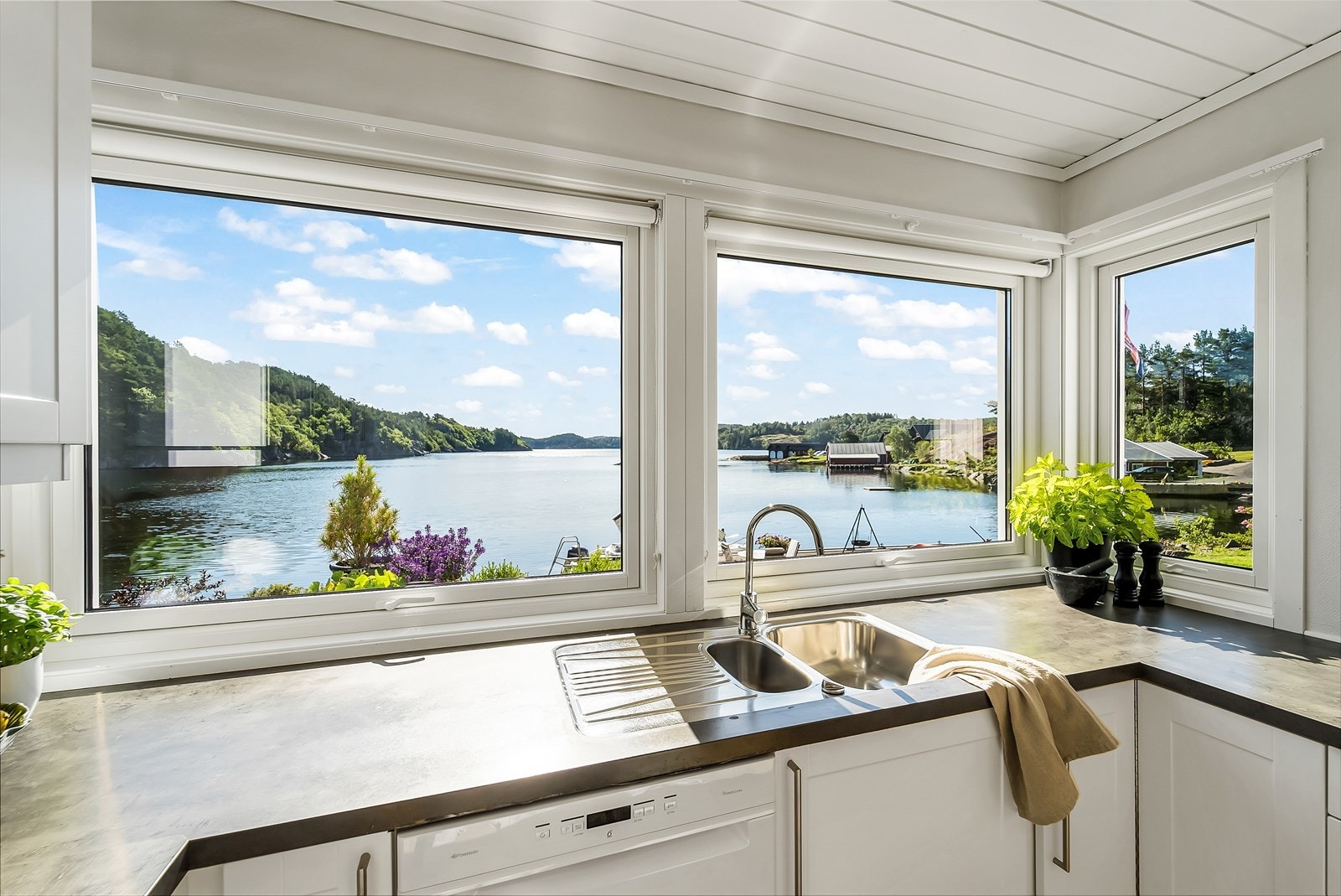 Fra kjøkkenbenken kan den flotte utsikten nytes sammen med oppvasken. Galleribilde