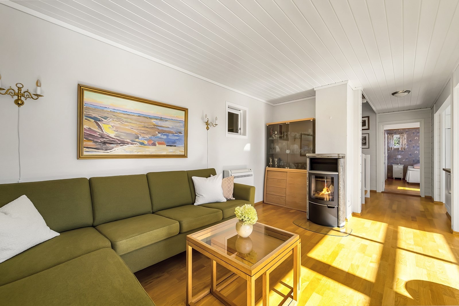 I stua står en moderne vedovn med kleberstein som gir en god varme på kalde dager. Galleribilde