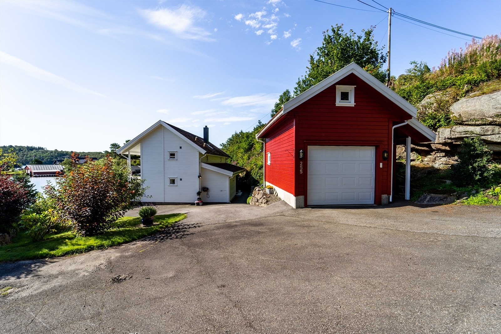 Garasje med lagringsloft og automatisk portåpner. Galleribilde