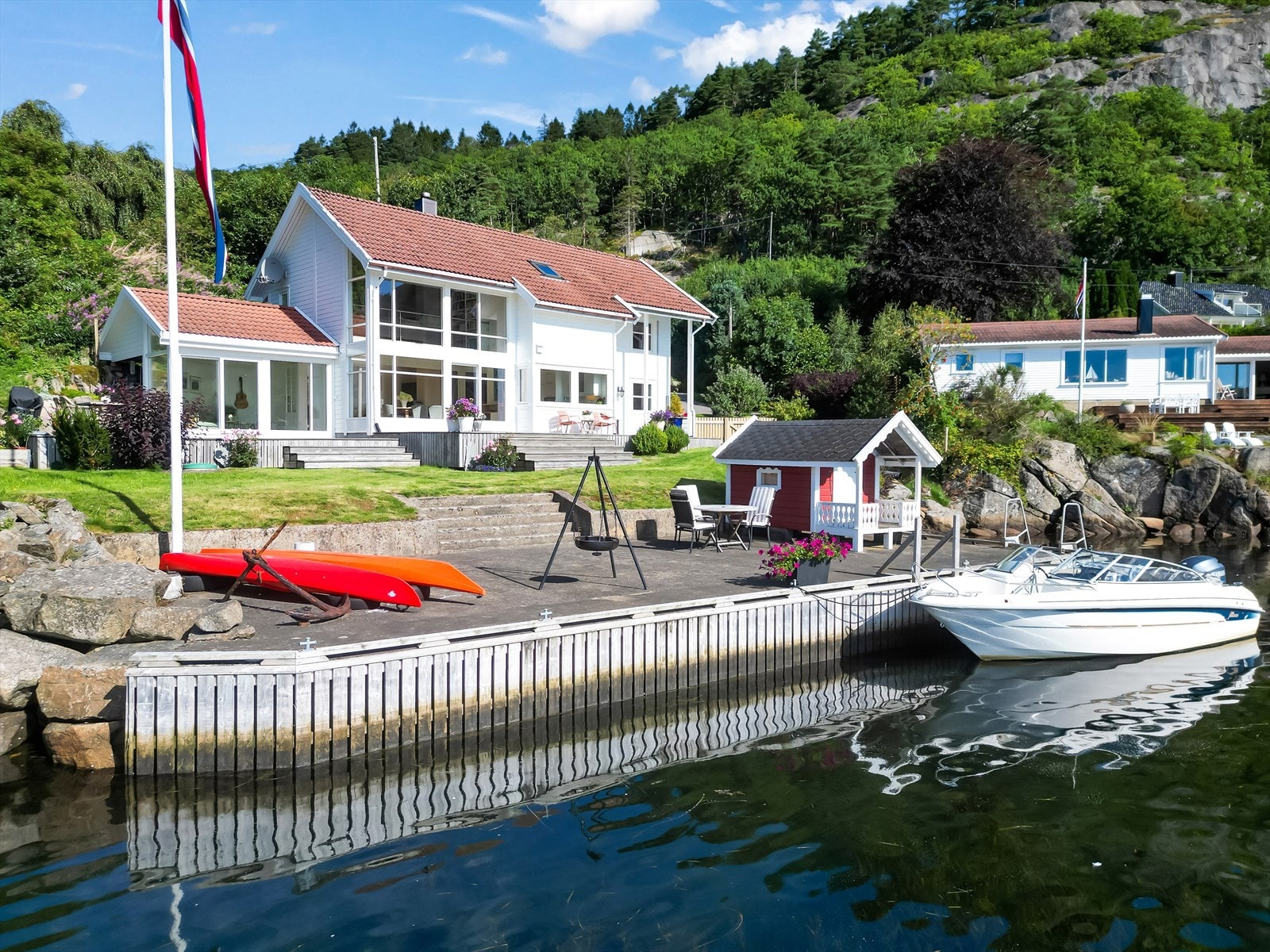 EIendommen har en meget flott beliggenhet med sol store deler av dagen og egen strandlinje med opparbeidet brygge. Galleribilde