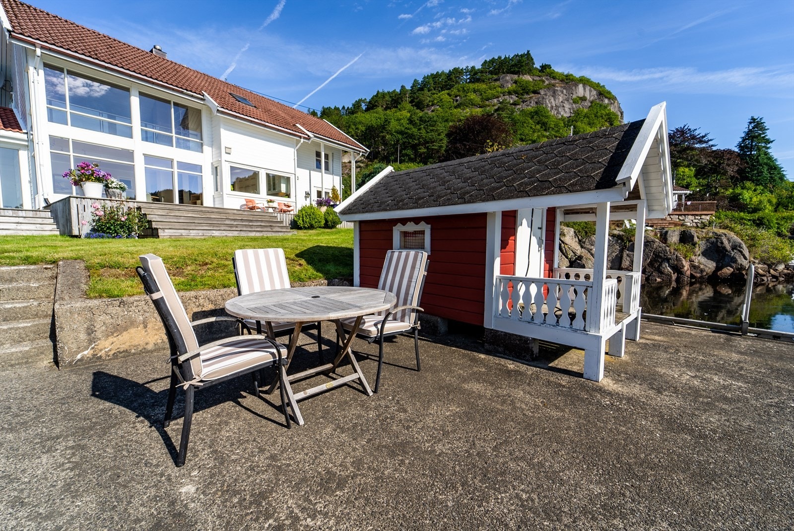 På eiendommen er det mange fine uteplasser hvor man kan flytte seg etter vær, vind og solforhold. Galleribilde