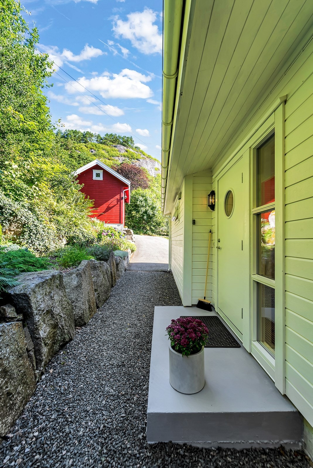 Inngangspartiet til boligen ligger på baksiden. Galleribilde