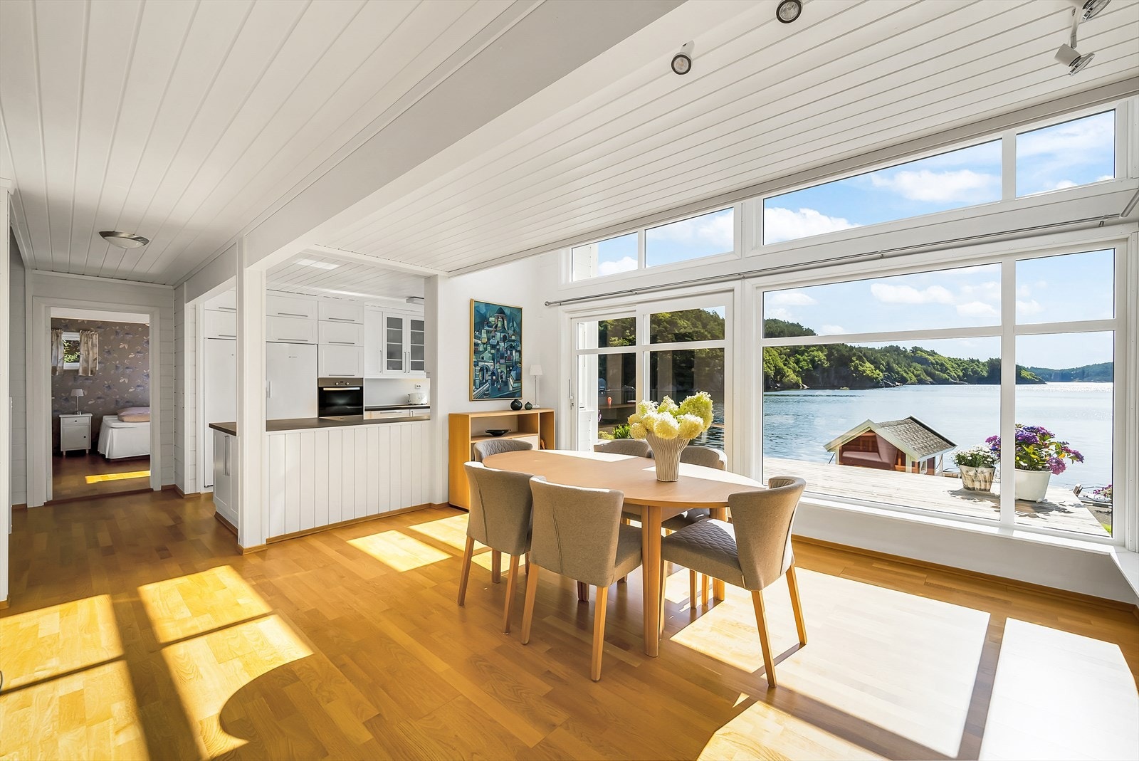 Kjøkkenet har en naturlig avgrensning fra stua med delvis åpen løsning mot spisestuen. Fra stuen er det skyvedør ut mot terrassen og hagen i front. Galleribilde