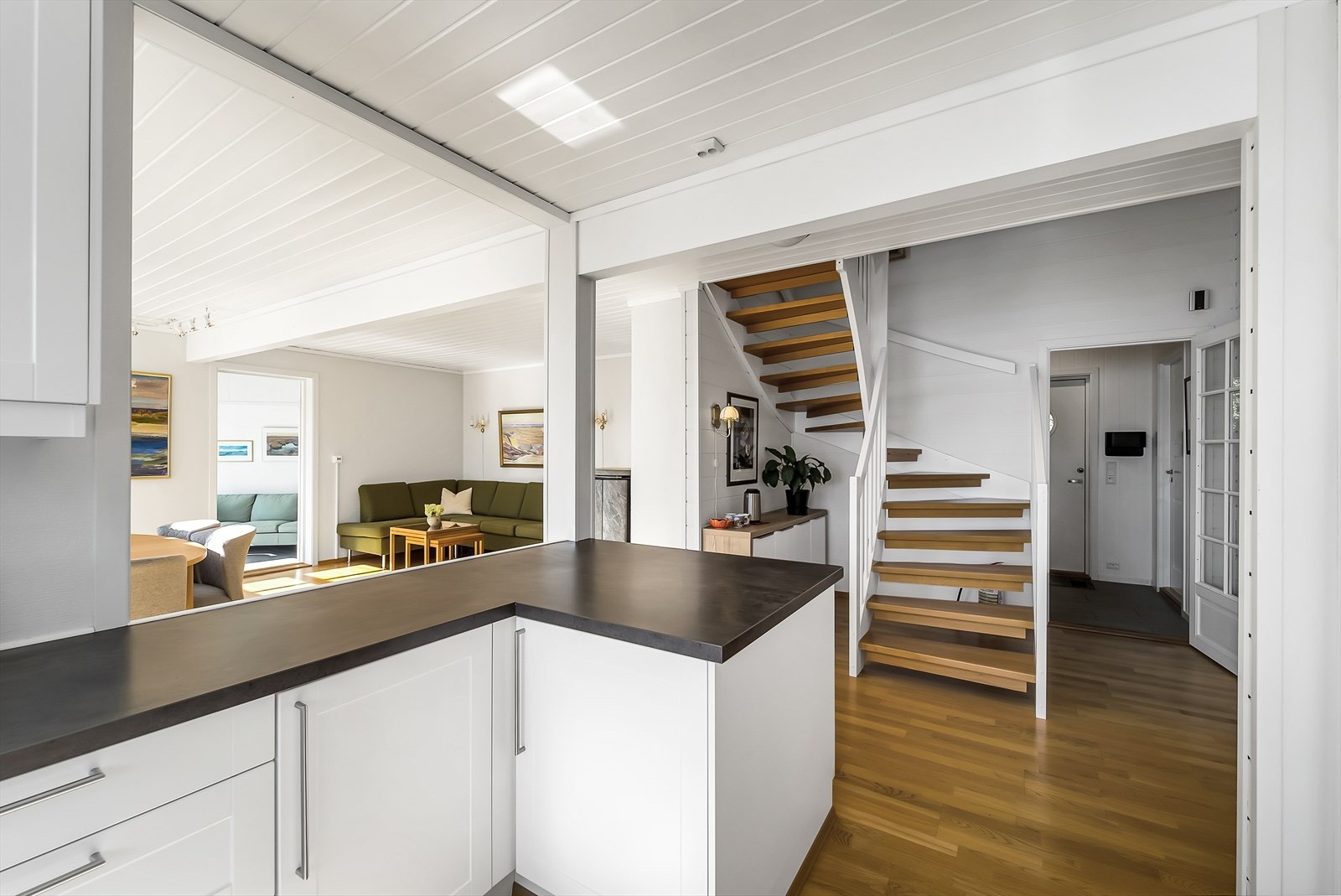 Ved kjøkkenet går trappen opp til boligens 2. etasje. Galleribilde