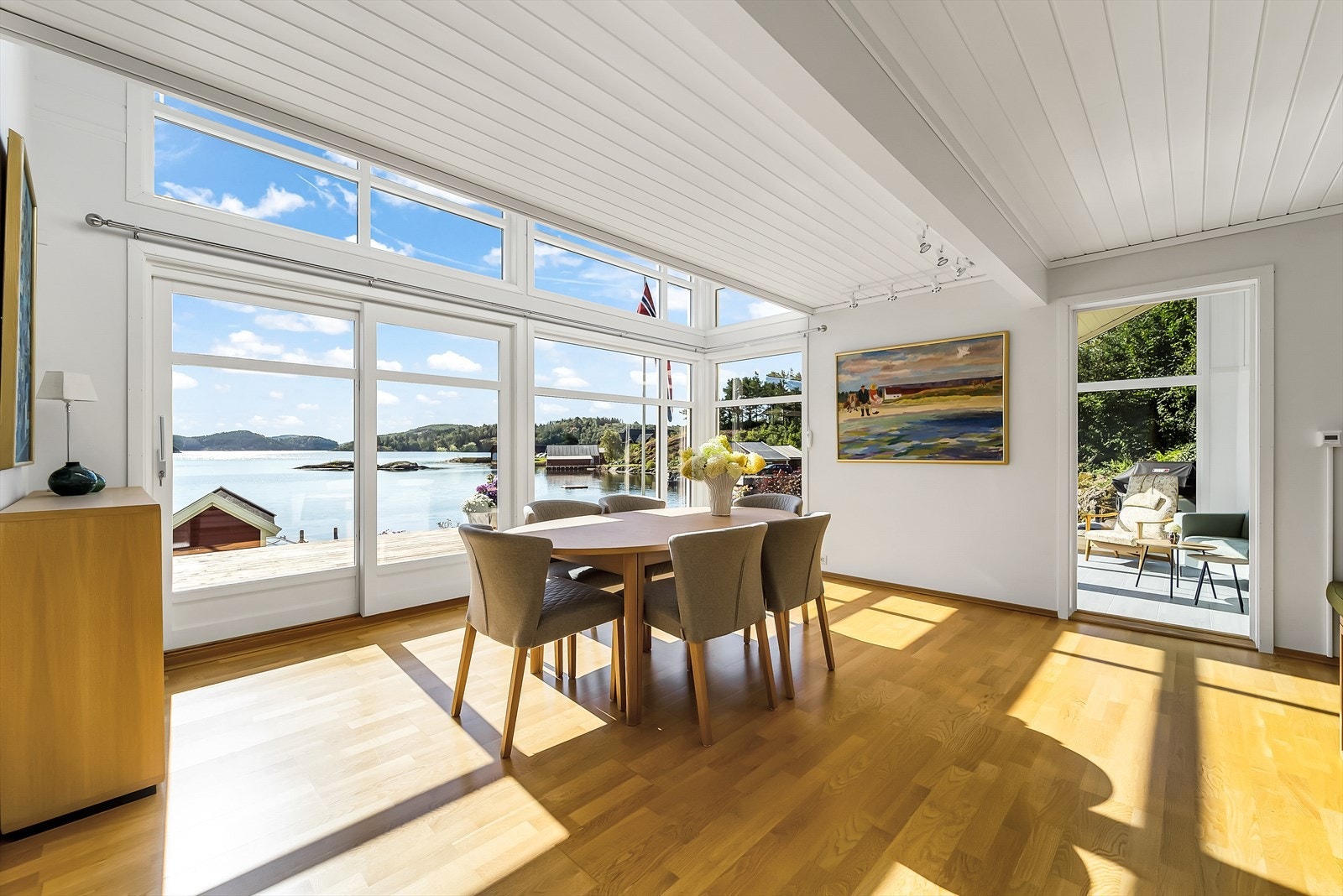 Utsikten mot Spindsfjorden og over til Langøy er et skue fra eiendommen. Galleribilde